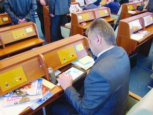Олексій Головко читає новини на планшетному комп'ютері. Каже, що взяв його у доньки Олексій Головко читає новини на планшетному комп'ютері. Каже, що взяв його у доньки