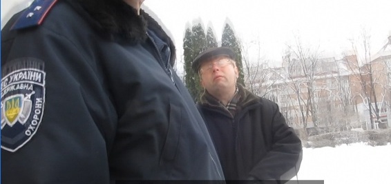 Ця дуже поважна персона не впускала журналістів на обласну колегію. А коли цю персону вирішили сфотографувати, вона накивала п’ятами. Ця дуже поважна персона не впускала журналістів на обласну колегію. А коли цю персону вирішили сфотографувати, вона накивала п’ятами.