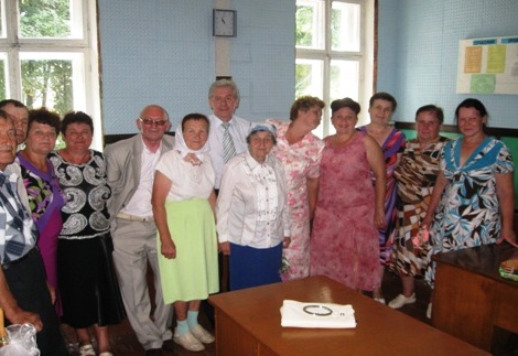 Зустріч випускників через 40 років після закінчення школи (29 червня 2013 року). Фото надане керівництвом Веселохутірського НВК Зустріч випускників через 40 років після закінчення школи (29 червня 2013 року). Фото надане керівництвом Веселохутірського НВК