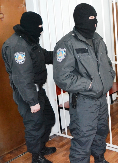 Охоронці в суді. "Обличчя", до яких має звикати юнак найближчі два місяці...