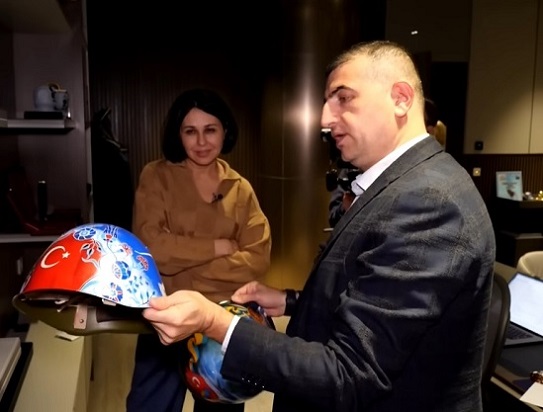 Халук Байрактар з одним із шоломів, розмальованих митцями з Черкащини