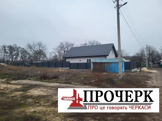 "Більшість сусідів були літнього віку і їм легше було купити житло, а син хотів залишитися жити на старому місці. Проте наданих коштів не вистачило" "Більшість сусідів були літнього віку і їм легше було купити житло, а син хотів залишитися жити на старому місці. Проте наданих коштів не вистачило"