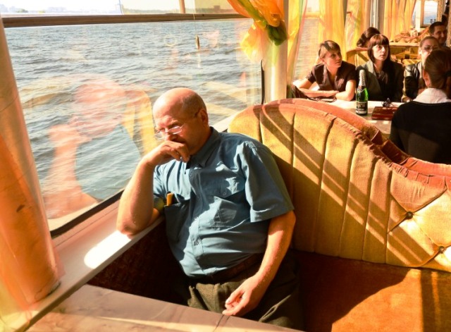 Юрій Осипенко дякує губернатору за постійну увагу до журналістів. Зокрема, за організовані Сергієм Тулубом "круїзні" поїздки по Дніпру Юрій Осипенко дякує губернатору за постійну увагу до журналістів. Зокрема, за організовані Сергієм Тулубом "круїзні" поїздки по Дніпру