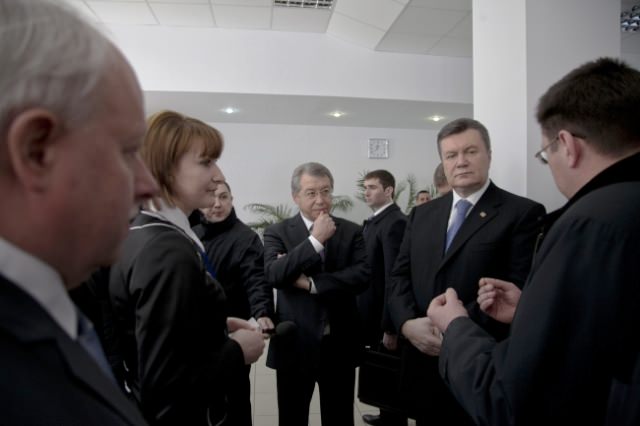 Мер Черкас Сергій Одарич просить Президента дати доручення Міністрам аби спростити державну бюрократію (фото - прес-служба Президента України) Мер Черкас Сергій Одарич просить Президента дати доручення Міністрам аби спростити державну бюрократію (фото - прес-служба Президента України)