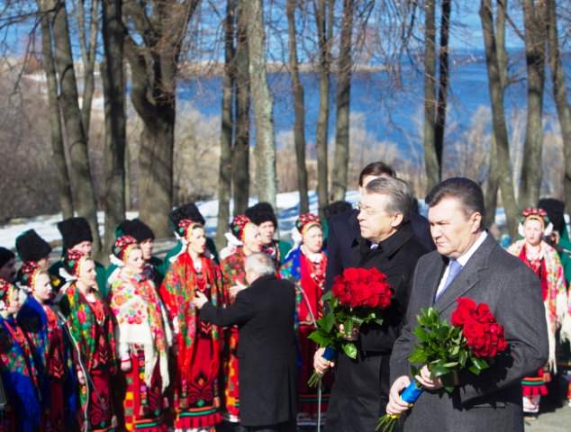 Під "Думу" Шевченка у виконанні хору ім. Г.Верьовки відбувається покладання квітів (фото - прес-служба Президента України) Під "Думу" Шевченка у виконанні хору ім. Г.Верьовки відбувається покладання квітів (фото - прес-служба Президента України)