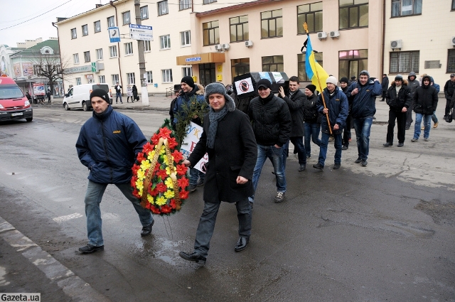Фото сайту «Gazeta.ua» з флеш-мобу «Похорони Якунєвіча». Максим Поляков на фото – у першому ряду справа Фото сайту «Gazeta.ua» з флеш-мобу «Похорони Якунєвіча». Максим Поляков на фото – у першому ряду справа