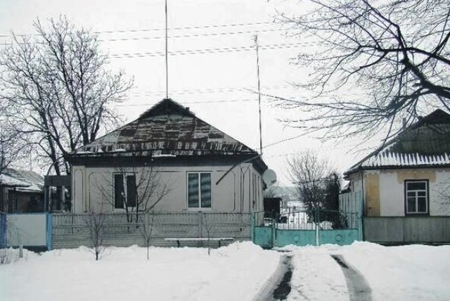 На фото ліворуч – хата батька нардепа Володимира Олійника На фото ліворуч – хата батька нардепа Володимира Олійника