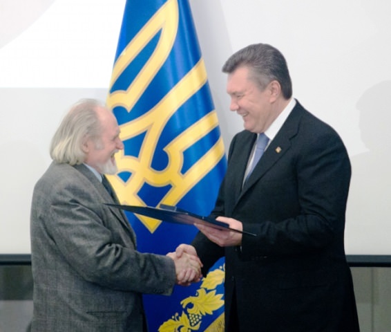 Президент України Віктор Янукович також у Каненві вручив Національні Шевченківські премії (фото - прес-служба Президента України) Президент України Віктор Янукович також у Каненві вручив Національні Шевченківські премії (фото - прес-служба Президента України)