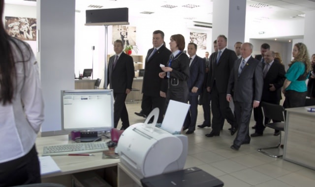 Віктор Янукович знайомиться як у Черкасах надають адміністративні послуги (фото - прес-служба Президента України) Віктор Янукович знайомиться як у Черкасах надають адміністративні послуги (фото - прес-служба Президента України)