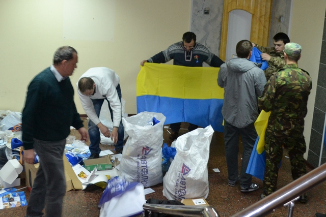 Самооборонівці прибирають сміття й регіоналівську агітацію. Фото надано народною самообороною Самооборонівці прибирають сміття й регіоналівську агітацію. Фото надано народною самообороною