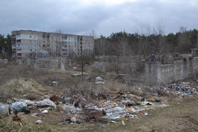 На передньому плані – те, що залишилося від школи На передньому плані – те, що залишилося від школи