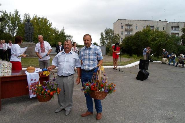 Андрій Чумак на фото зліва. Бере участь у покладанні квітів на Дні Незалежності Андрій Чумак на фото зліва. Бере участь у покладанні квітів на Дні Незалежності