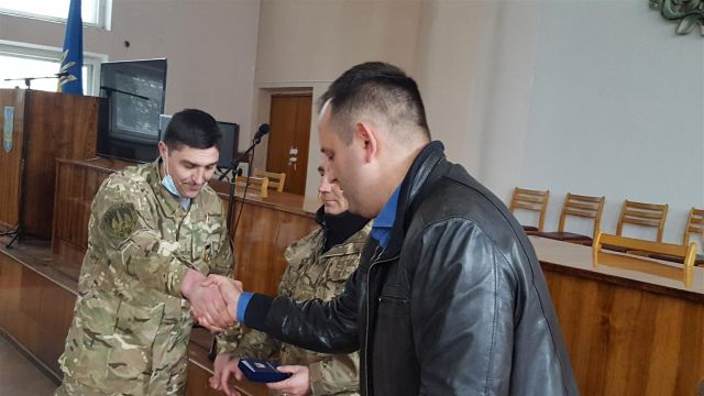 Нагороду отримує капрал Геннадій Зуєв Нагороду отримує капрал Геннадій Зуєв