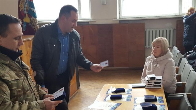 Нагородження ветеранів Дебальцівської операції проводили Микола Липовий (зліва) і Сергій Ананко Нагородження ветеранів Дебальцівської операції проводили Микола Липовий (зліва) і Сергій Ананко