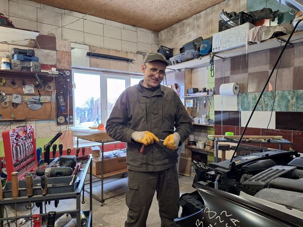 За грантові кошти ветеран із Черкас відкрив власну автомайстерню. Таку можливість дала йому державна програма «Грант для ветеранів». За грантові кошти ветеран із Черкас відкрив власну автомайстерню. Таку можливість дала йому державна програма «Грант для ветеранів».