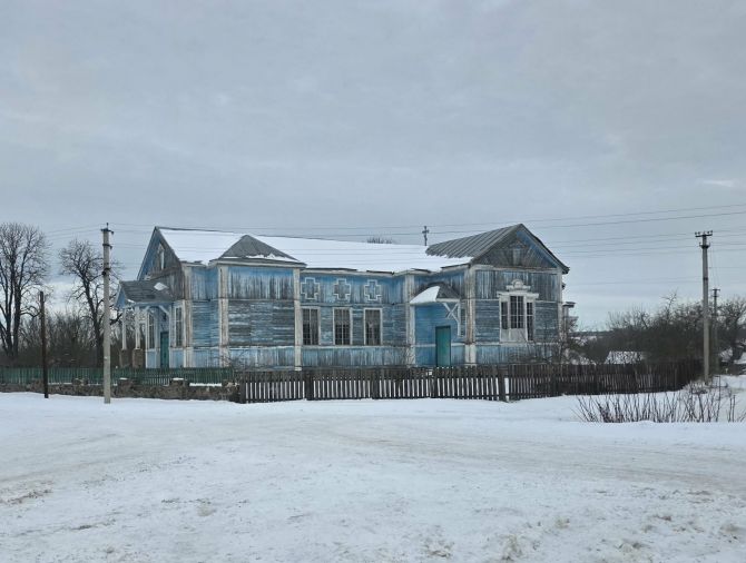 Церква розташована на пагорбі в центрі села. Бані, ймовірно, прибрано в часи войовничого атеїзму.