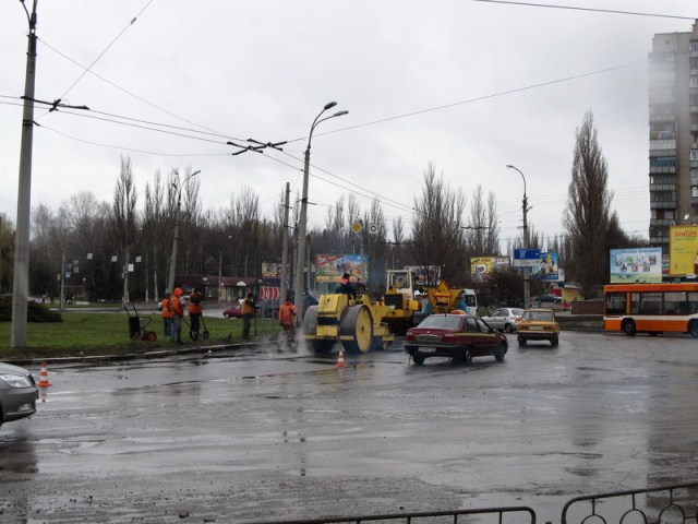 Ось як коментує це фото на блозі «Наддніпрянщина» керуючий справами міськвиконкому Микола Кудрявцев: «Асфальт везуть з Золотоноші, звідки він приїжджає вже холодним і не тримається. А на воду він не тримається в принципі». Миколі Сергійовичу залишається лише коментувати. Адже тепер всі роботи з ремонту доріг виконує облавтодор… Ось як коментує це фото на блозі «Наддніпрянщина» керуючий справами міськвиконкому Микола Кудрявцев: «Асфальт везуть з Золотоноші, звідки він приїжджає вже холодним і не тримається. А на воду він не тримається в принципі». Миколі Сергійовичу залишається лише коментувати. Адже тепер всі роботи з ремонту доріг виконує облавтодор…