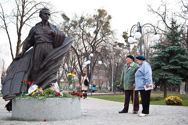 Микола Сніжко на відкритті пам'ятника Симоненку в Черкасах (фото - Ігоря Бутенка) Микола Сніжко на відкритті пам'ятника Симоненку в Черкасах (фото - Ігоря Бутенка)