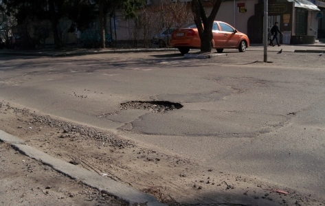 Серед черкаських ям на сайті 4road.net є фото ділянки дороги по вул. Леніна навпроти школи №17 Серед черкаських ям на сайті 4road.net є фото ділянки дороги по вул. Леніна навпроти школи №17
