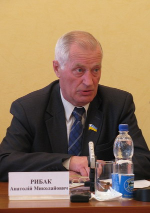 "Я вже туди раз заглядав у щілину, просився, то там такий бульдог вибіг, що я ледве добіг до машини..."