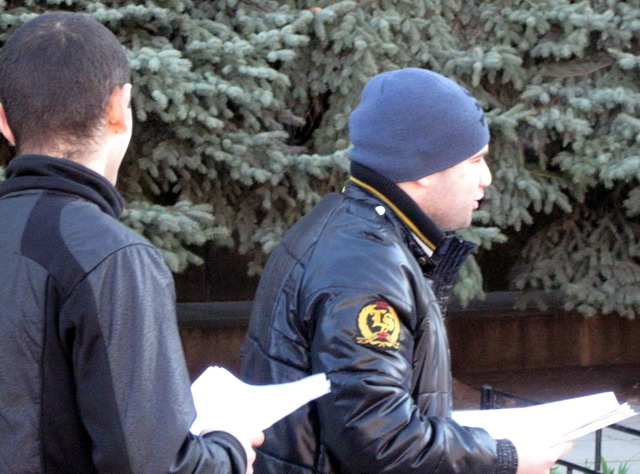 "Люди мера" сьогодні вранці перестрівали кожного працівника Соснівського райвиконкому "Люди мера" сьогодні вранці перестрівали кожного працівника Соснівського райвиконкому