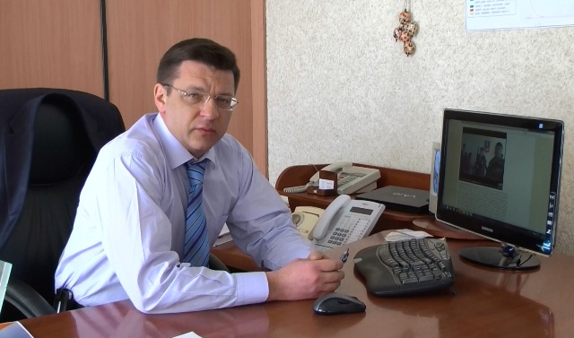 Сергій Одарич спокійно дивиться відео на сайті «Прочерк», де показано, як в конференц-зал мерії вривається схвильована юрба. «Ми це все проходили… Я особисто виводив на мітинги 100-150 людей!» – розповідає мер, як загартовувався в молоді роки. Сергій Одарич спокійно дивиться відео на сайті «Прочерк», де показано, як в конференц-зал мерії вривається схвильована юрба. «Ми це все проходили… Я особисто виводив на мітинги 100-150 людей!» – розповідає мер, як загартовувався в молоді роки.