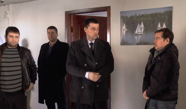 Частина з групи підтримки Сергія Одарича. Зліва направо: депутат міськради від ПВД Нарек Казарян, керуючий справами виконкому Черкаської міськради Микола Кудрявцев, депутат від ПВД Андрій Більда і його колега-депутат Євгеній Ван. Усі вони чекали в коридорі, поки вийде мер, щоб піти з ним до мітингувальників. Частина з групи підтримки Сергія Одарича. Зліва направо: депутат міськради від ПВД Нарек Казарян, керуючий справами виконкому Черкаської міськради Микола Кудрявцев, депутат від ПВД Андрій Більда і його колега-депутат Євгеній Ван. Усі вони чекали в коридорі, поки вийде мер, щоб піти з ним до мітингувальників.
