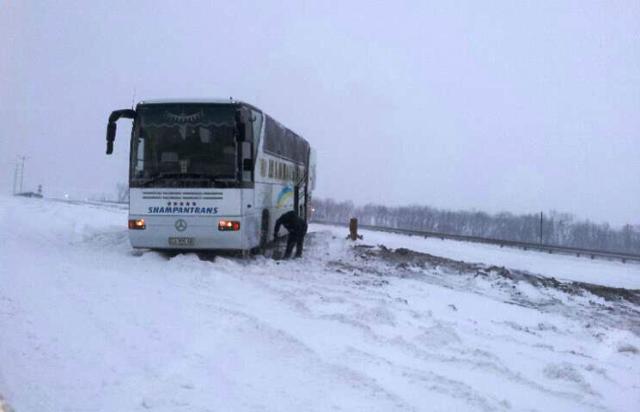 У полоні снігу - черкаський екскурсійний автобус (фото Тараса Миколаєнка/ Facebook) У полоні снігу - черкаський екскурсійний автобус (фото Тараса Миколаєнка/ Facebook)