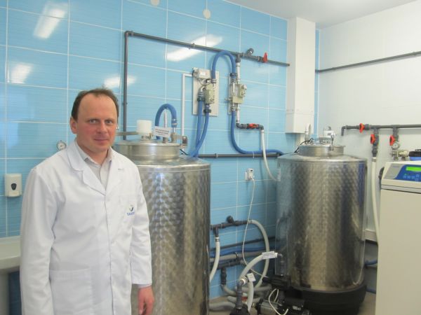 Щоб діаліз нормально працював, потрібна нормальна система очистки води. «Фрезеніус» отримує воду з Черкаського Водоканалу, але після проходження системи фільтрів, вона стає практично дистильованою. І ця вода придатна навіть для внутрішньовенного використання. Усе це одна з причин того, чому процедура діалізу є дороговартісною. Щоб діаліз нормально працював, потрібна нормальна система очистки води. «Фрезеніус» отримує воду з Черкаського Водоканалу, але після проходження системи фільтрів, вона стає практично дистильованою. І ця вода придатна навіть для внутрішньовенного використання. Усе це одна з причин того, чому процедура діалізу є дороговартісною.
