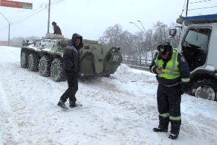 У Києві вантажівкам на допомогу приходять БТРи (Фото - Сергій Каразій) У Києві вантажівкам на допомогу приходять БТРи (Фото - Сергій Каразій)