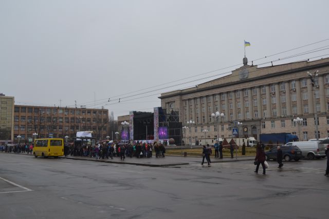 Опозиція запевняє, що на концерт, який проходить на Соборній площі, зігнали студентів Опозиція запевняє, що на концерт, який проходить на Соборній площі, зігнали студентів