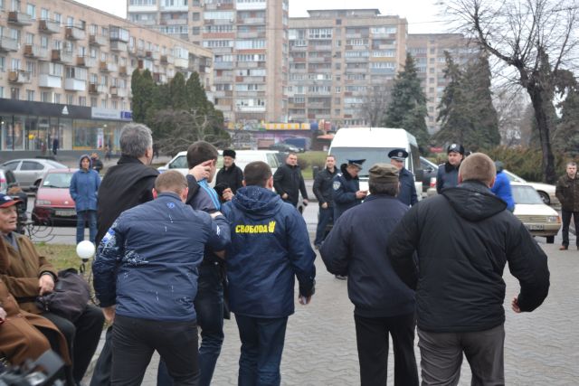 Провокатора ведуть здавати міліції. Правоохоронці спостерігають... Провокатора ведуть здавати міліції. Правоохоронці спостерігають...