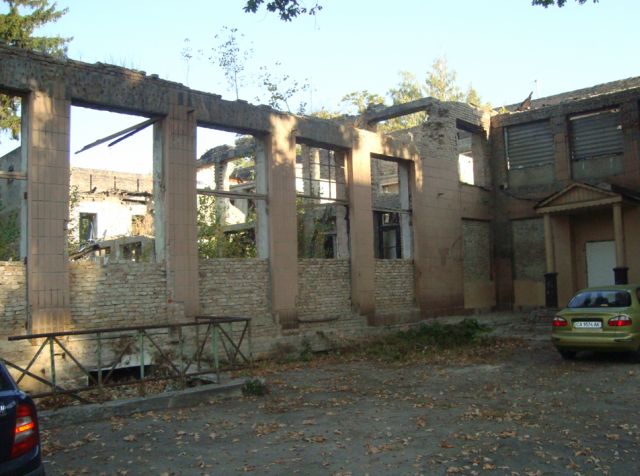 У 2005 відділення обласної лікарні, що знаходилося на цьому місці, знищила пожежа У 2005 відділення обласної лікарні, що знаходилося на цьому місці, знищила пожежа
