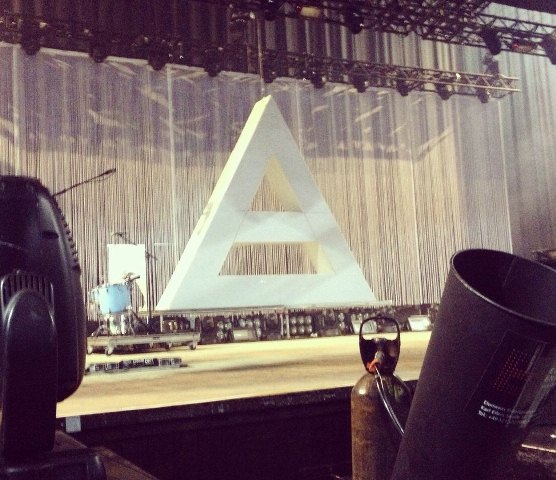 Сценічні декорації гурту «30 Seconds to Mars» Сценічні декорації гурту «30 Seconds to Mars»