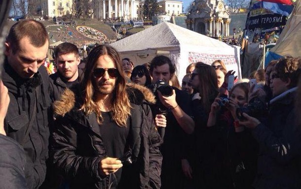 Лідер гурту «30 Seconds to Mars» Джаред Лето під час візиту до Києва побував і на Майдані Незалежності. Джерело: tvi Лідер гурту «30 Seconds to Mars» Джаред Лето під час візиту до Києва побував і на Майдані Незалежності. Джерело: tvi