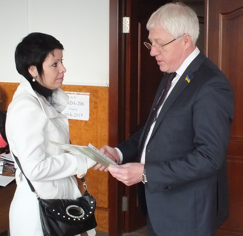 Заступник міського голови Черкас Станіслав Овчаренко від імені міськвиконкому і держави вручає ордери на квартири родинам загиблих АТОвців Заступник міського голови Черкас Станіслав Овчаренко від імені міськвиконкому і держави вручає ордери на квартири родинам загиблих АТОвців