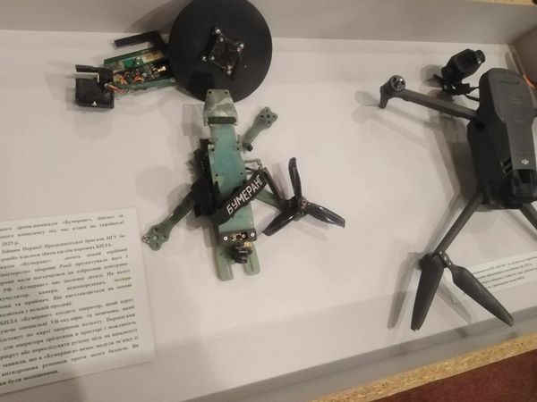 Уламки ворожих літальних апаратів, які були збиті нашими бійцями на різних ділянках фронту та поблизу Черкас, можна побачити в краєзнавчому музеї