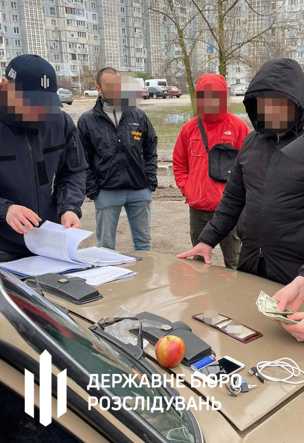 ДБР затримало правоохоронця в Черкасах, який за гроші «відмазував» чоловіків від військової служби