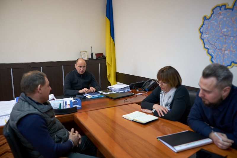 Про фінансування відновлювальних робіт в уманській багатоповерхівці говорили з представником підрядної організації, замовником і фахівцем казначейської служби області