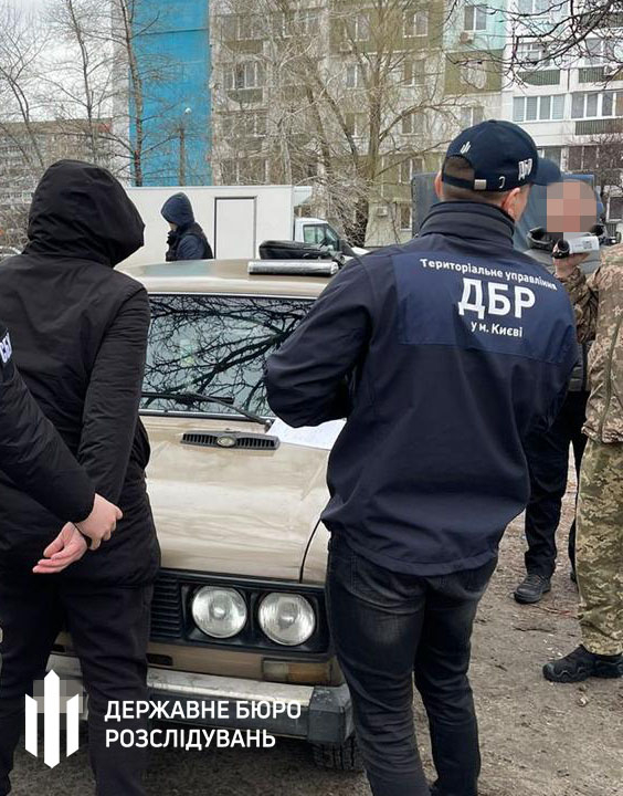 ДБР затримало правоохоронця в Черкасах, який за гроші «відмазував» чоловіків від військової служби