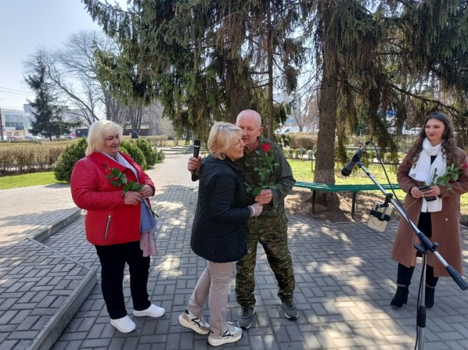 Олександр Іськов дякує за допомогу своїй дружині Ірині, а також Марії Голюк (праворуч) і її мамі Олені