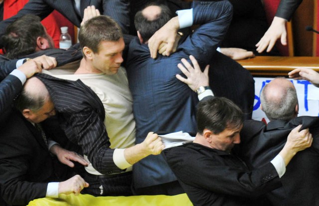 А ще Олег Царьов відомий тим, що в парламентських бійках регіоналів він - у перших рядах А ще Олег Царьов відомий тим, що в парламентських бійках регіоналів він - у перших рядах