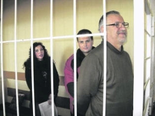 Пастор релігійної громади «Служіння Святого Духа» Олена Хамула зі спільниками Ігорем Пісоцьким та Віктором Дубовичем (праворуч) слухають вирок Черкаського апеляційного суду. Вони видурили у вірян сім мільйонів гривень Пастор релігійної громади «Служіння Святого Духа» Олена Хамула зі спільниками Ігорем Пісоцьким та Віктором Дубовичем (праворуч) слухають вирок Черкаського апеляційного суду. Вони видурили у вірян сім мільйонів гривень