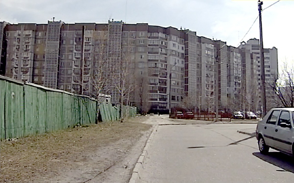 Правоохоронці припускають, що стріляли з вікна цього будинку Правоохоронці припускають, що стріляли з вікна цього будинку