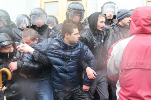 Невідомі молодики активно допомагали міліції блокувати вхід на сесії обласних рад за часів керування областю Сергієм Тулубом Невідомі молодики активно допомагали міліції блокувати вхід на сесії обласних рад за часів керування областю Сергієм Тулубом