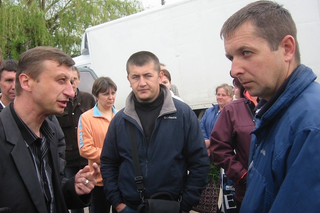 Олександр Нікіпєлов (ліворуч) переконує Олександра Островського (праворуч), що хоче тільки почистити зливову каналізацію, а не руйнувати ринок Олександр Нікіпєлов (ліворуч) переконує Олександра Островського (праворуч), що хоче тільки почистити зливову каналізацію, а не руйнувати ринок