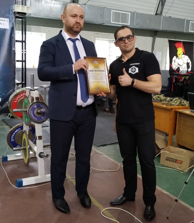 Під час привітання спортсменів і друзів «по залізу» президент федерації UPC, Богдан Воробей (на фото справа) подякував партнеру федерації Григорію Петровичу Душейку, котрий не лише матеріально підтримує проведення таких турнірів, а й дбає про розвиток пауерліфтингу в Україні, пропагуючи таким чином спорт та здоровий спосіб життя у державі. Під час привітання спортсменів і друзів «по залізу» президент федерації UPC, Богдан Воробей (на фото справа) подякував партнеру федерації Григорію Петровичу Душейку, котрий не лише матеріально підтримує проведення таких турнірів, а й дбає про розвиток пауерліфтингу в Україні, пропагуючи таким чином спорт та здоровий спосіб життя у державі.