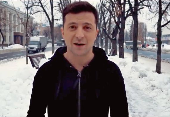 Зеленський символічно записав свій передвиборчий ролик на тлі Черкаської обласної прокуратури Зеленський символічно записав свій передвиборчий ролик на тлі Черкаської обласної прокуратури