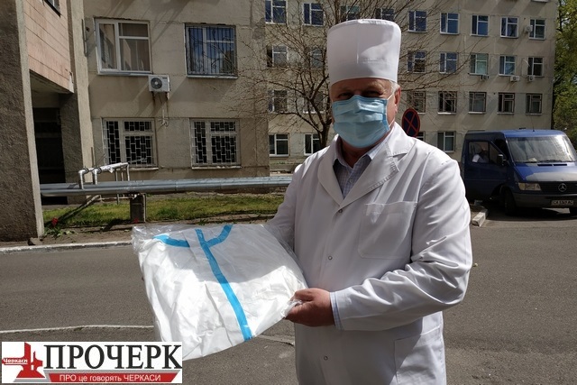 Керівник обласної лікарні Олексадр Дудник демонструє захисний костюм, який використовують у закладі
