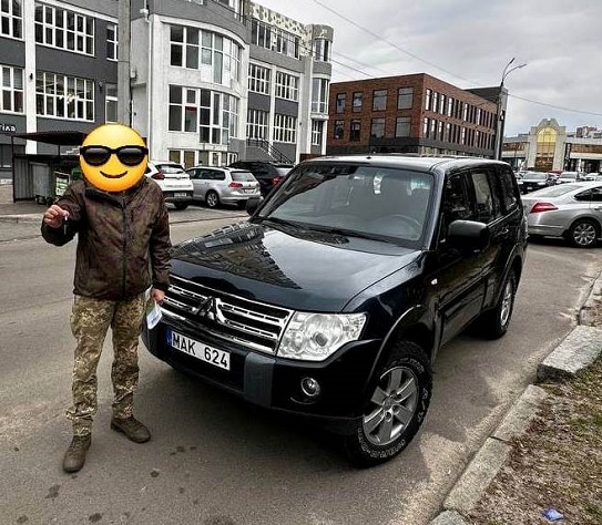 Для купівлі цього позашляховика для десантників 95-ї бригади використано і 30 тисяч гривень, виручені з аукціонного продажу шолома Для купівлі цього позашляховика для десантників 95-ї бригади використано і 30 тисяч гривень, виручені з аукціонного продажу шолома